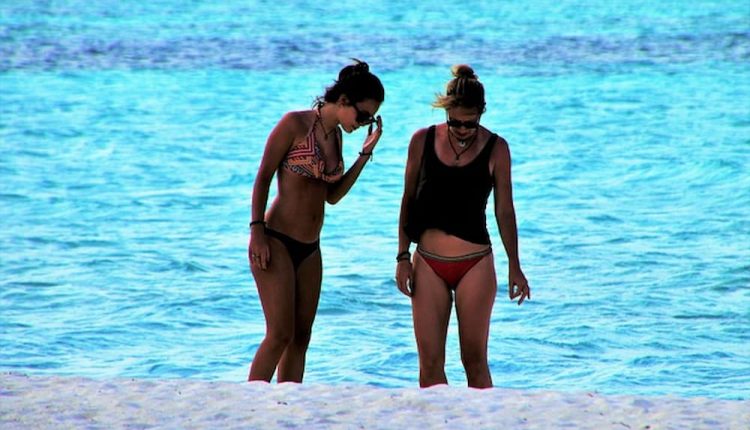 Mulheres de biquíni na praia