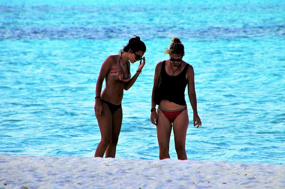 Mulheres de biquíni na praia