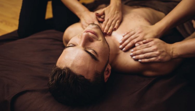 Relaxe a massagem tântrica para homem em quatro mãos usando óleos de aroma terapia