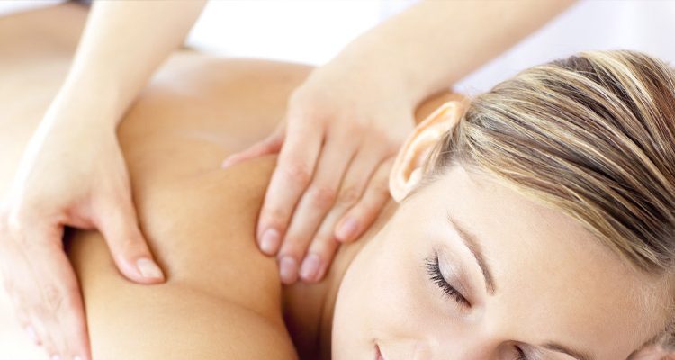 Mulher loira recebendo massagem nas costas