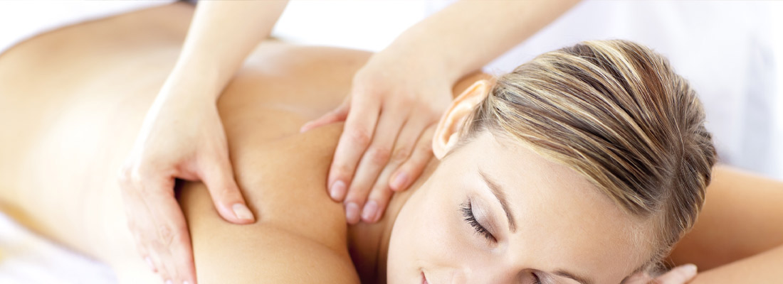 Mulher loira recebendo massagem nas costas